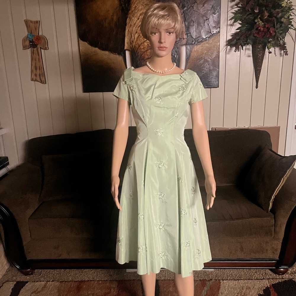 Vintage (1970’s) Mint Green Cocktail Dress W/ Floral Embroideries • Size Small - Picture 3 of 15